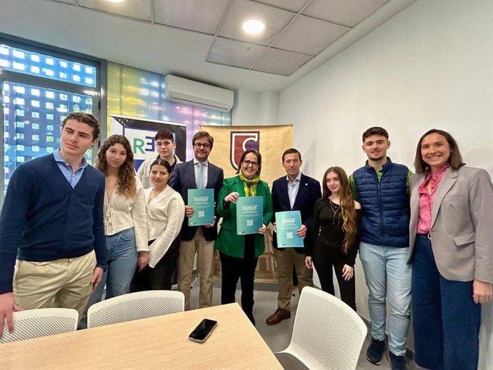 La presidenta del Imdeec, Blanca Torrent, y el delegado territorial de Desarrollo Educativo y Formación Profesional de la Junta de Andalucía, Diego Copé, acompañados por el director del IES Luis de Góngora, Fernando Merlo, visitan al alumnado.