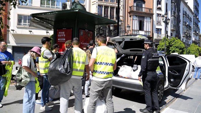 Operación de los GAR de la Policía Local contra 'manteros' en Sevilla