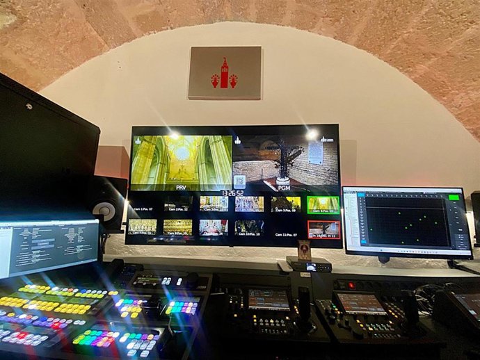 Monitores para seguir las transmisiones de las cofradías por el interior de la Catedral.