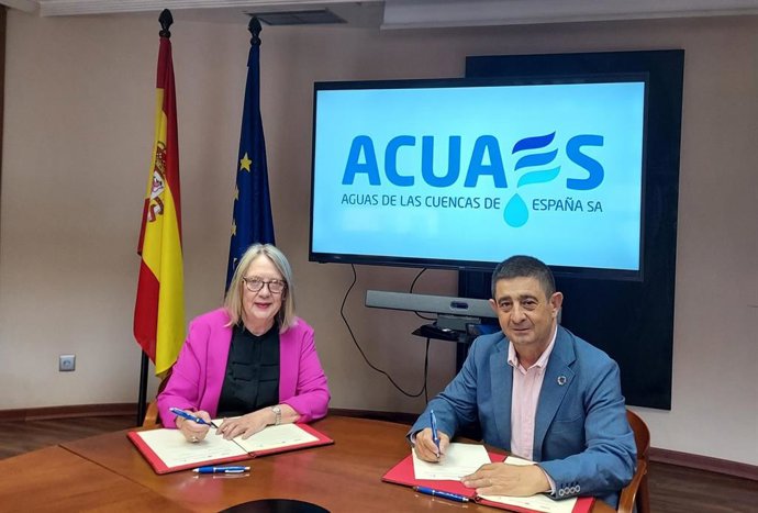 Archivo - Firma del convenio entre Acuaes y la Diputación de Jaén en el que se enmarca la ampliación de la ETAP de Las Copas.