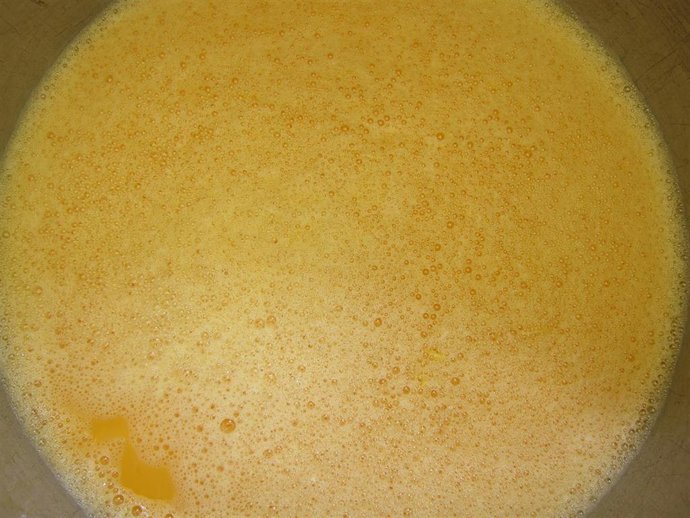 Archivo - Imagen de archivo de un huevo batido