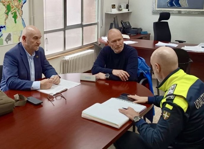 El concejal de Seguridad Ciudadana de Barakaldo, Ángel Madrazo, y el presidente de ACE Barakaldo, Ibon Ayastuy.