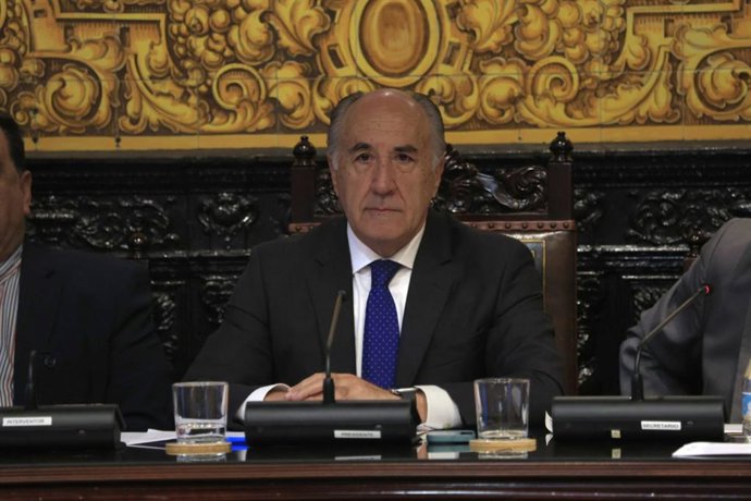 Archivo - El alcalde de Algeciras (Cádiz), José Ignacio Landaluce, preside el pleno ordinario correspondiente al mes de diciembre para tratar diversos asuntos de interés municipal. 
