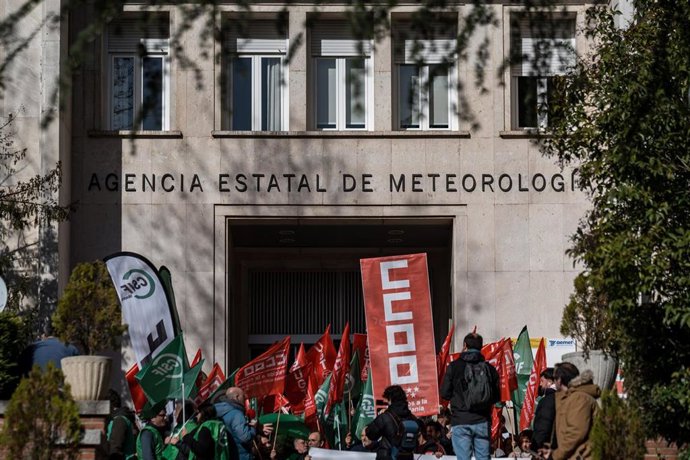 Archivo - Varias personas durante una concentración, en la sede de la AEMET, a 12 de febrero de 2026, en Madrid (España). 