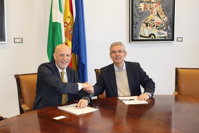 Jacobo Díaz (izda.) y Juan Salado firman el Programa Embajadores de Córdoba.