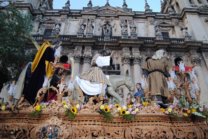 Archivo - Imagen de archivo de una de las procesiones de la Semana Santa jiennense.