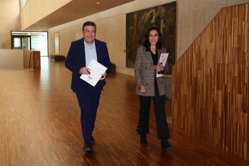 El procurador y portavoz de UPL, Luis Mariano Santos, y la candidata de UPL en la Junta de Castilla y León, Alicia Gallego, a su llegada a una reunión con el Partido Popular, a 26 de marzo de 2026 