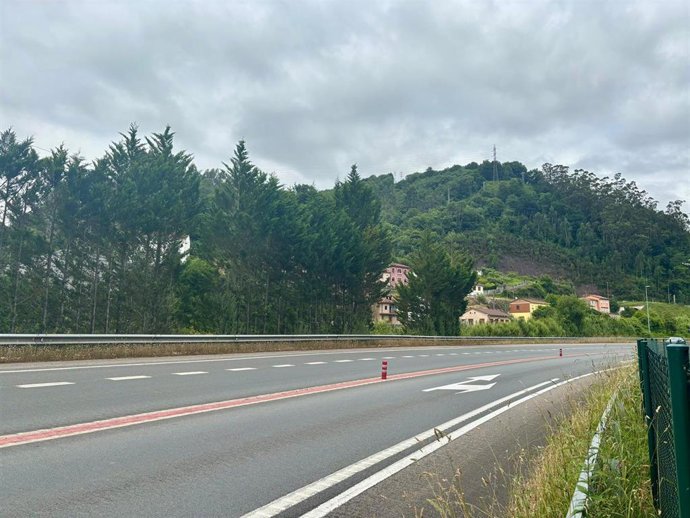 Archivo - Corredor del Nalón. Carretera regional AS-117. Vía rápida que une Laviana y Langreo y que conecta con Oviedo y con Gijón a través de la Autovía Minera, con una línea continua de color rojo en la mediana entre Sama y El Entrego.