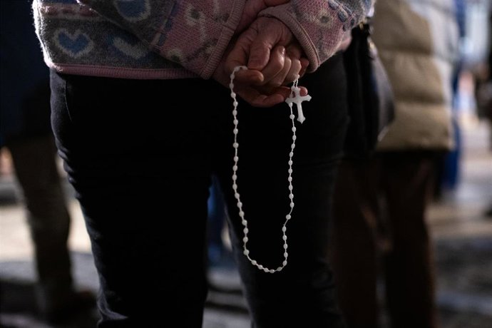 Archivo - Varias personas durante un rezo del rosario.