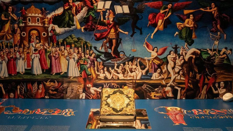 Códices iluminados, amuletos y valiosas encuadernaciones, algunas de ellas nunca vistas en España, ilustran la historia de la cultura manuscrita.
