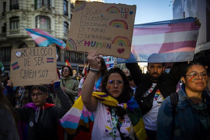 Archivo - Decenas de personas durante una manifestación para denunciar los ataques a la comunidad trans a nivel internacional, desde la Plaza Pedro Zerolo hasta la Plaza de Callao, a 29 de marzo de 2025, en Madrid (España).