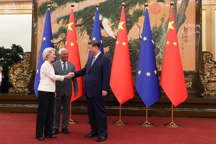 Archivo - La presidenta de la Comisión Europea, Ursula von der Leyen, y el presidente del Consejo Europeo, Antonio Costa, se reúnen con el presidente de China, Xi Jinping, en el marco de la cumbre UE-China.