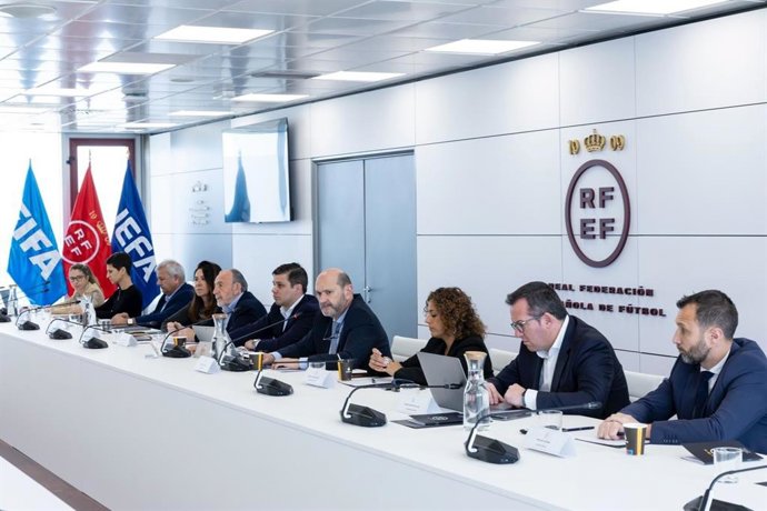 El presidente Rafael Louzán y la Junta Directiva de la RFEF.