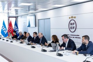 El presidente Rafael Louzán y la Junta Directiva de la RFEF.