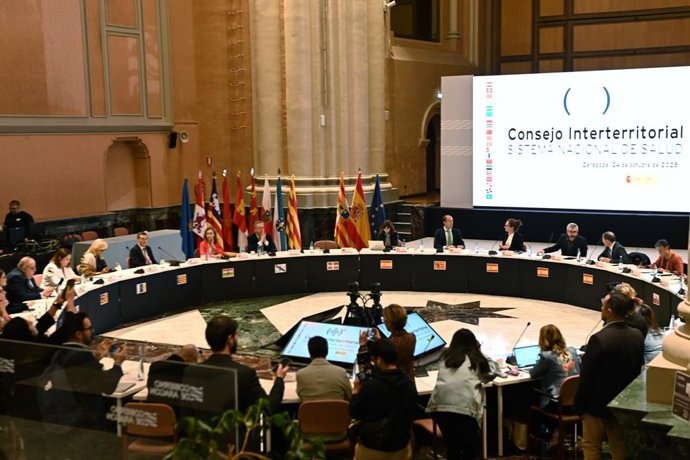 Archivo - Arquivo - A ministra da Saúde, Mónica García (3ª da esquerda), intervém na sessão plenária do Conselho Interterritorial do Sistema Nacional de Saúde (CISNS), na sede da Diputación General de Aragón, em 24 de outubro de 2025, em Saragoça, Aragão 