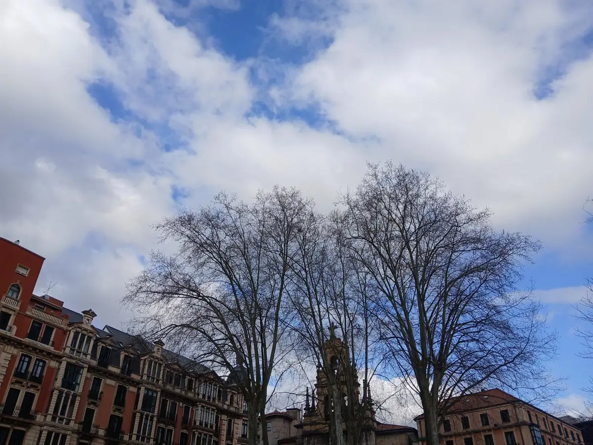 Nubes y claros en Bilbao