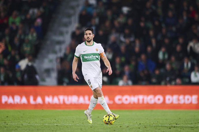 Archivo - Pedro Bigas of Elche CF in action during the Spanish League, LaLiga EA Sports, football match played between Elche CF and Villarreal CF at Estadio Manuel Martinez Valero on January 3, 2026 in Elche, Alicante, Spain.