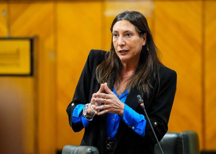 La consejera de Inclusión Social, Juventud, Familias y Igualdad, Loles López, durante una intervención en el Pleno del Parlamento de Andalucía. (Foto de archivo).