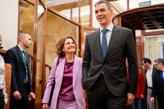 La vicepresidenta primera y ministra de Hacienda, María Jesús Montero, y el presidente del Gobierno, Pedro Sánchez, a su salida de una sesión plenaria, en el Congreso de los Diputados, a 26 de marzo de 2026, en Madrid (España). El Congreso celebra hoy un 