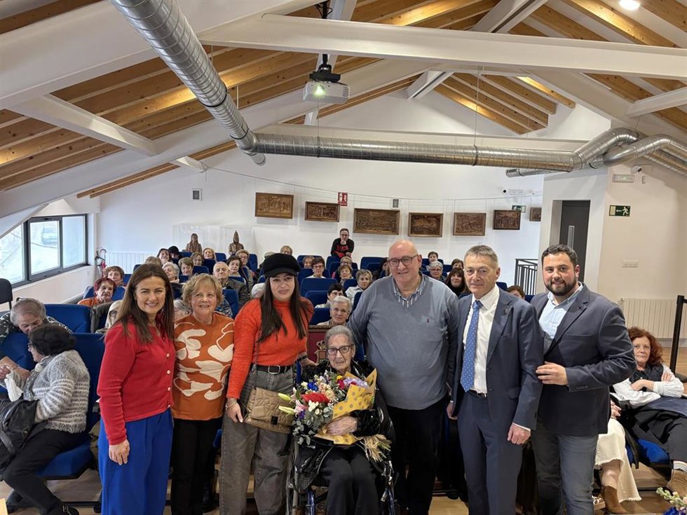 La consejera de Igualdad, Begoña Gómez del Río, entrega a Emilia Amor Amor la distinción de Mujer del Año de Campoo de Enmedio