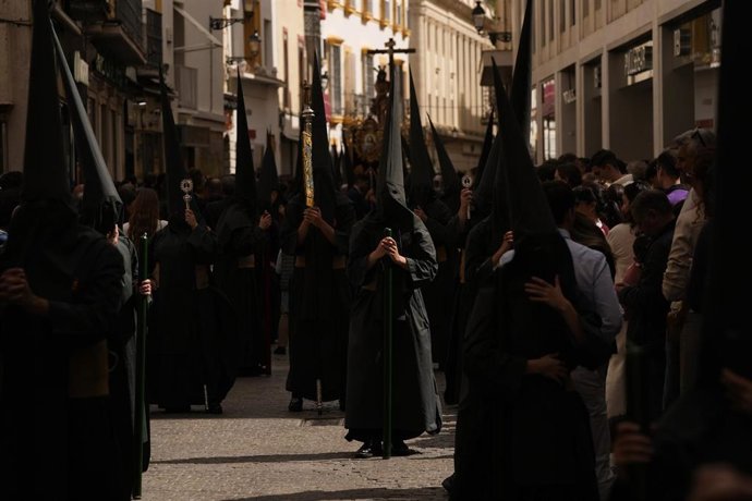 Archivo - Imágenes de las procesiones de hacen estación de penitencia hoy Sábado Santo en Sevilla. A 19 de abril de 2025, en Sevilla (Andalucía, España). 