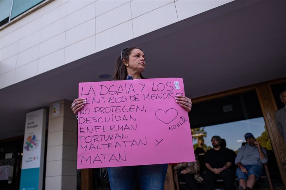 Una mujer protesta en la entrada del hospital Sant Camil, a 26 de marzo de 2026, contra la aplicación de la eutanasia a Noelia.