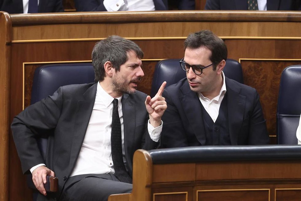 El ministro de Cultura, Ernest Urtasun (i), y el ministro de Economía Comercio y Empresa, Carlos Cuerpo (d), durante una sesión de control al Gobierno, en el Congreso, a 25 de marzo de 2026, en Madrid (España). Sánchez y Feijóo se miden este miércoles en