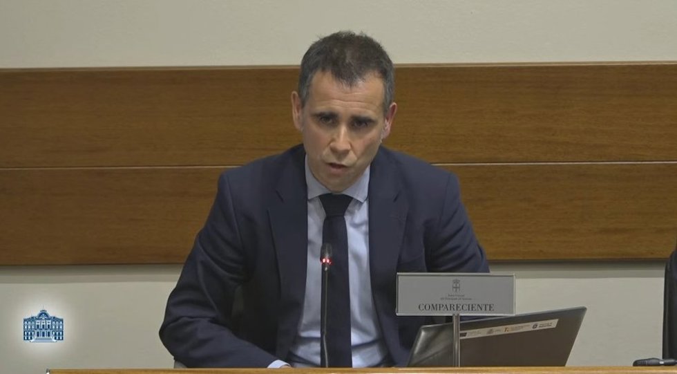 El director general de Estrategia Digital e Inteligencia Artificial, Javier Fernández, durante su comparecencia hoy en la Junta General.
