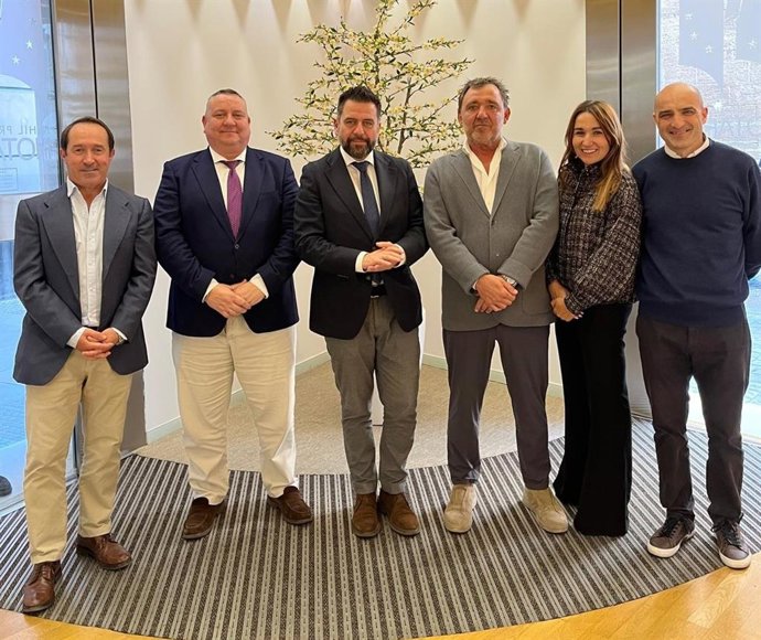 El delegado del Estado en la Zona Franca de Cádiz, Fran González, y el representante de la sociedad VDR, Fernando Vidaurre, tras firmar la escritura de compraventa de una parcela para construir un hotel.