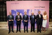 Moreno reitera su "respeto y admiración" por Felipe González aunque sea socialista y no del PP: "Es un hombre de Estado"