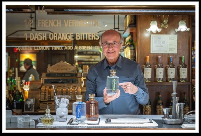 Javier de las Muelas en su local Dry Martini de Barcelona