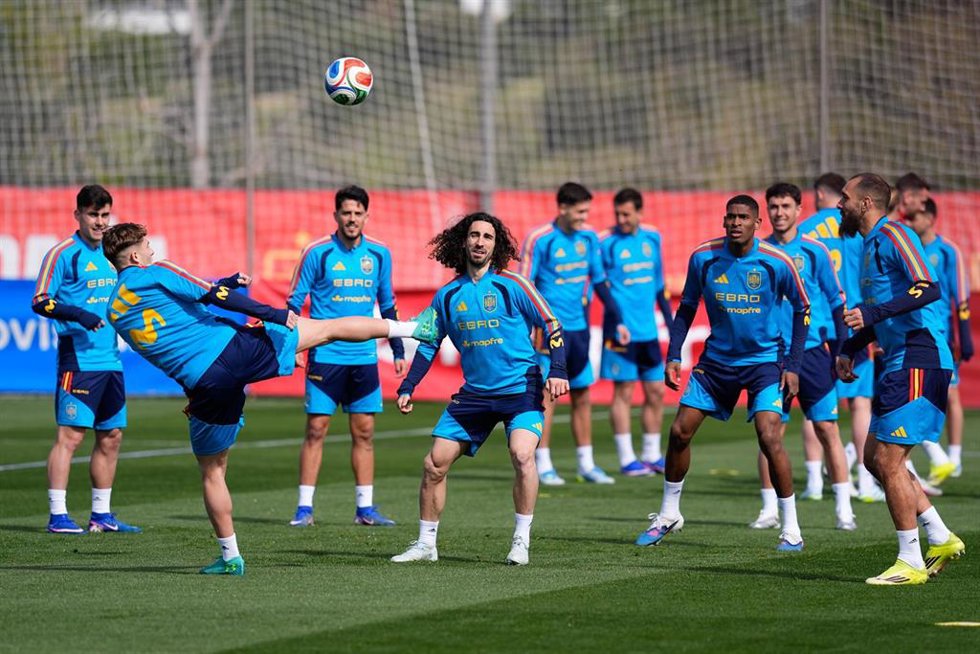 Los jugadores de la selección española durante un entrenamiento en la Ciudad del Fútbol de Las Rozas