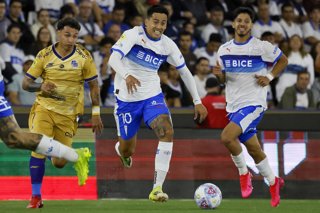 Futbol, Universidad Catolica vs Everton. Fecha 7, Liga de Primera 2026. El jugador de Universidad Catolica Matias Palavecino, centro, disputa el balon con Joaquin Moya de Everton durante el partido de primera division realizado en el Claro Arena de