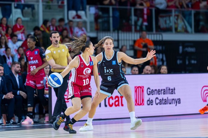 Laia Flores, em uma partida contra o Casademont Zaragoza.