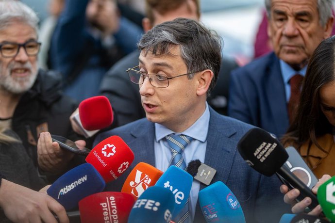 El letrado de la Fundación Española de Abogados Cristianos, José María Fernández, atiende a los medios de comunicación en la entrada del hospital Sant Camil, a 26 de marzo de 2026, en Sant Pere de Ribes, Barcelona, Cataluña (España). La magistrada de la p