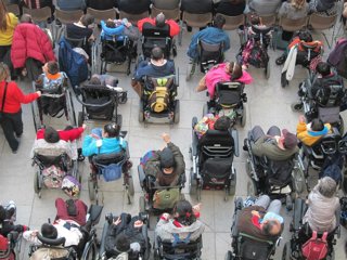 Archivo - Personas en sillas de rueda.