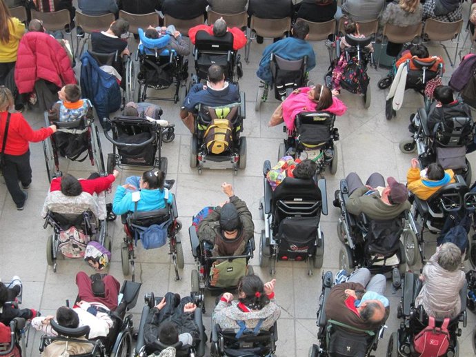 Archivo - Personas en sillas de rueda.