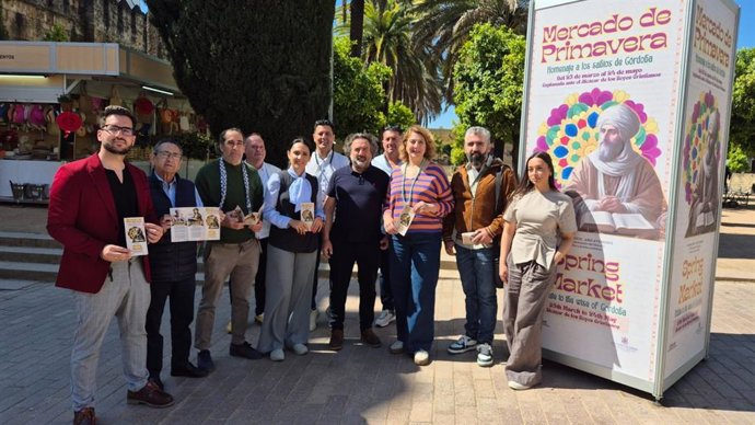 La Asociación de Comerciantes Autónomos Ambulantes de Córdoba inaugura la sexta edición de su Mercado de Primavera, un evento que en esta ocasión homenajea a los sabios de Córdoba con motivo de la celebración del Año Averroes.