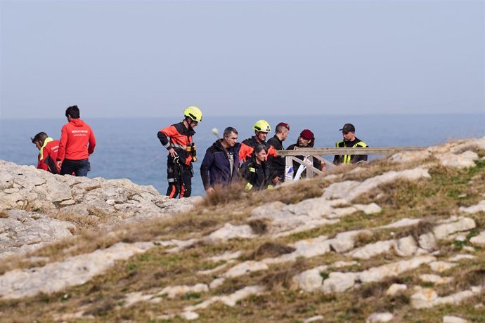 Servicios de emergencias trabajan en el lugar de los hechos, la playa de El Bocal, a 4 de marzo de 2026, en Santander, Cantabria (España). 