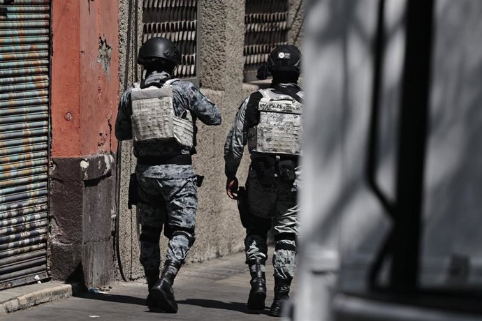Efectivos de las fuerzas de seguridad mexicanas patrullan las calles de Ciudad de México tras la muerte del líder del Cártel Jalisco de Nueva Generación (CJNG)