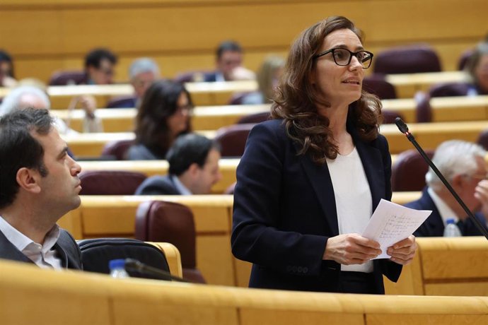 La ministra de Sanidad, Mónica García, interviene durante una sesión plenaria en el Senado.