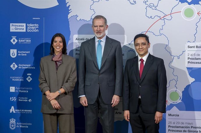 El Rey Felipe VI (c) y  los premiados, Mercedes Bidart y José Eduardo Méndez durante la proclamación del Premio Princesa de Girona ‘Internacional 2026’ en sus categorías de “Creaempresa” e “Investigación”, en la tercera etapa del Tour del Talento.