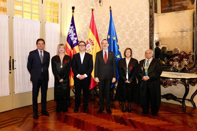 El ganador del I Premio Fèlix Pons, Abel Blanco, con el presidente del Parlament, Gabriel Le Senne, y representantes de la Real Academia de Jurisprudencia y Legislación de Baleares.