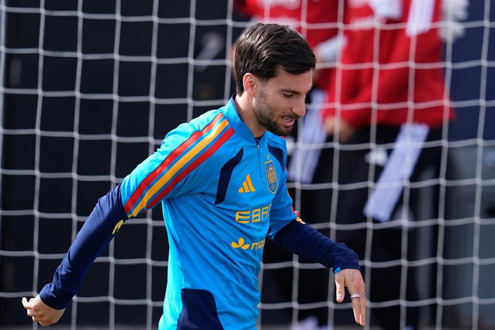 Álex Baena durante un entrenamiento con la selección española.