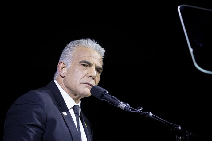 Archivo - Arquivo - 1º de novembro de 2025, Tel Aviv, Israel: O líder da oposição israelense, Yair Lapid, observa durante seu discurso no comício em memória de Rabin. Centenas de milhares de pessoas se reuniram em vários comícios por todo o país para marc