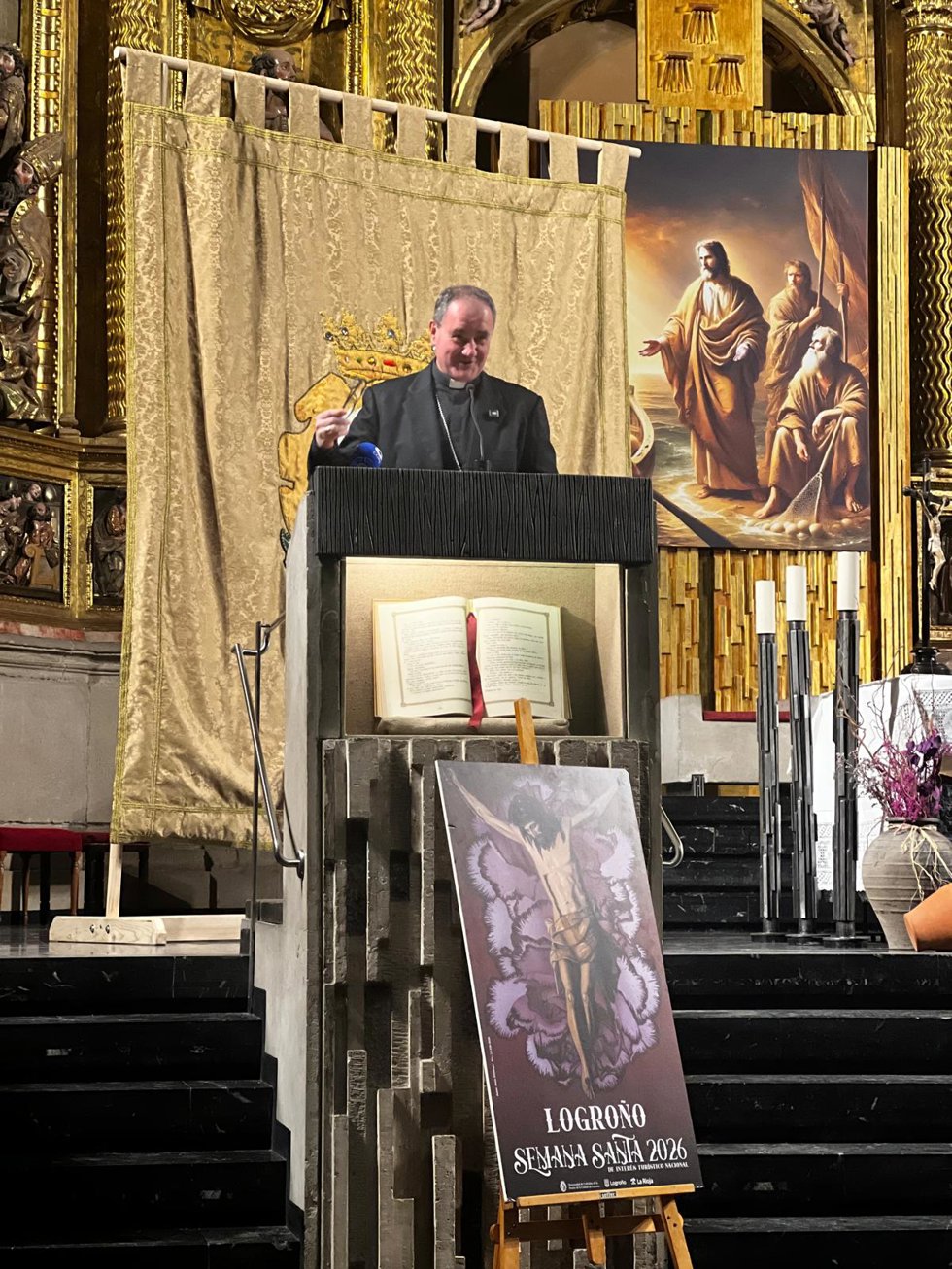 El obsipo riojano pronunciando el pregón de la Semana Santa en Logroño