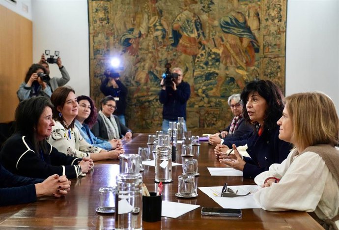 La ministra de Igualdad, Ana Redondo, en declaraciones a los medios, reunida con el Colectivo Semana Santa Inclusiva de Sagunto.