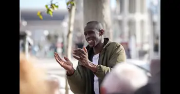 En libertad el exdiputado de Podemos Serigne Mbaye tras su detención por una refriega con la Policía