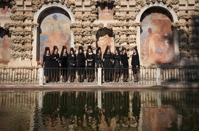 Modelos ataviadas con mantillas negras y diseños exclusivos desfilan por los jardines de Los Reales Alcázares.