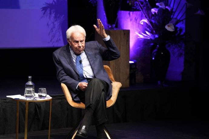 El expresidente del Gobierno Felipe González, este jueves en Sevilla durante su participación en una charla sobre el centenario del nacimiento de Cayetana de Alba. 